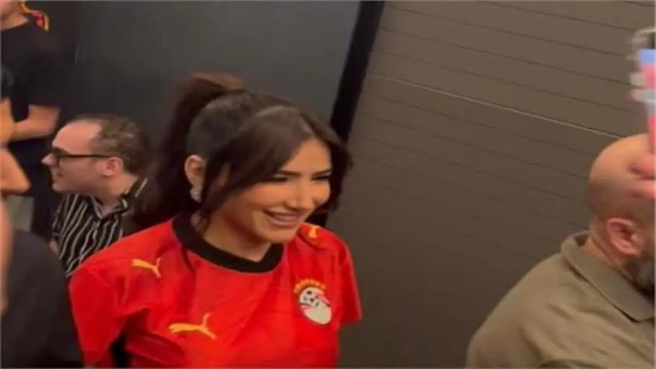 مي عمر تدعم منتخب مصر بتيشيرت في عرض «شمشون ودليلة»